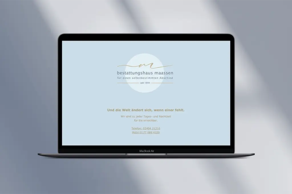 Bildschirm von MacBook Air verweist auf Website des Bestattungsunternehmens Bestattungshaus Maassen