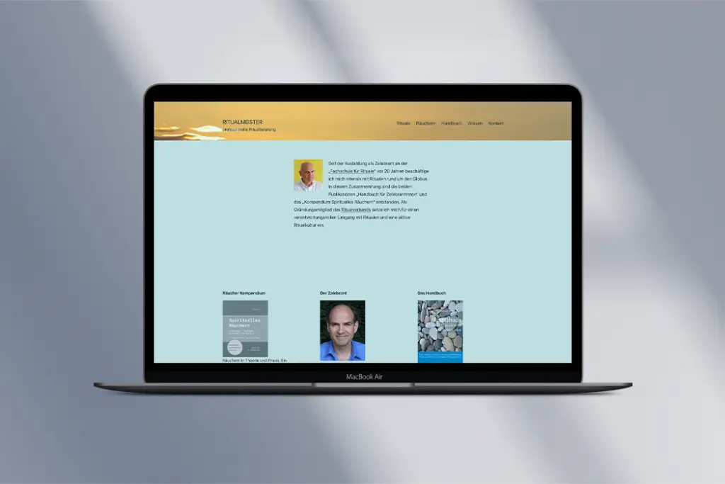 Bildschirm von MacBook Air verweist auf Website von Ritualmeister Robert Mähr.